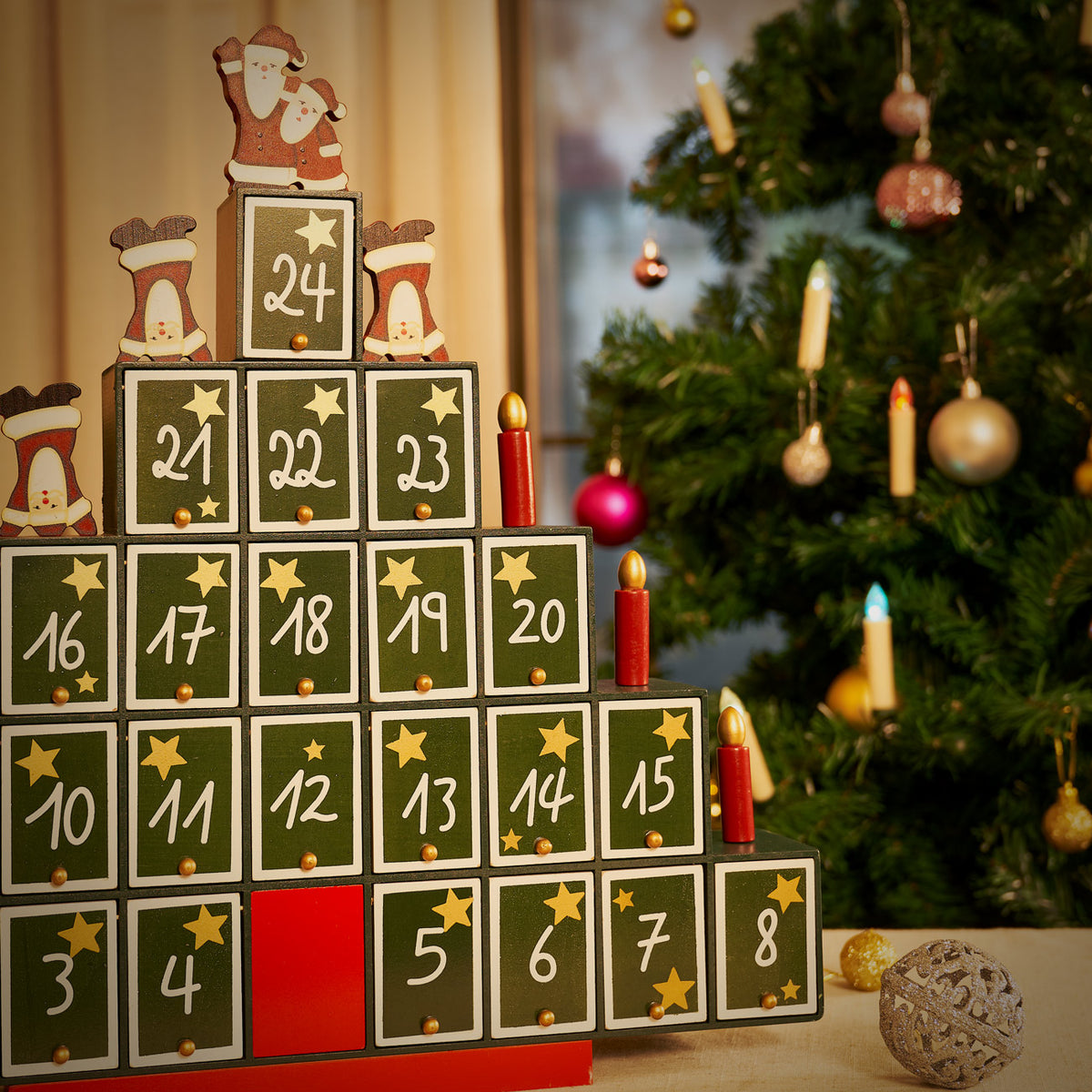 Calendario dell'avvento da riempire piramide di regali